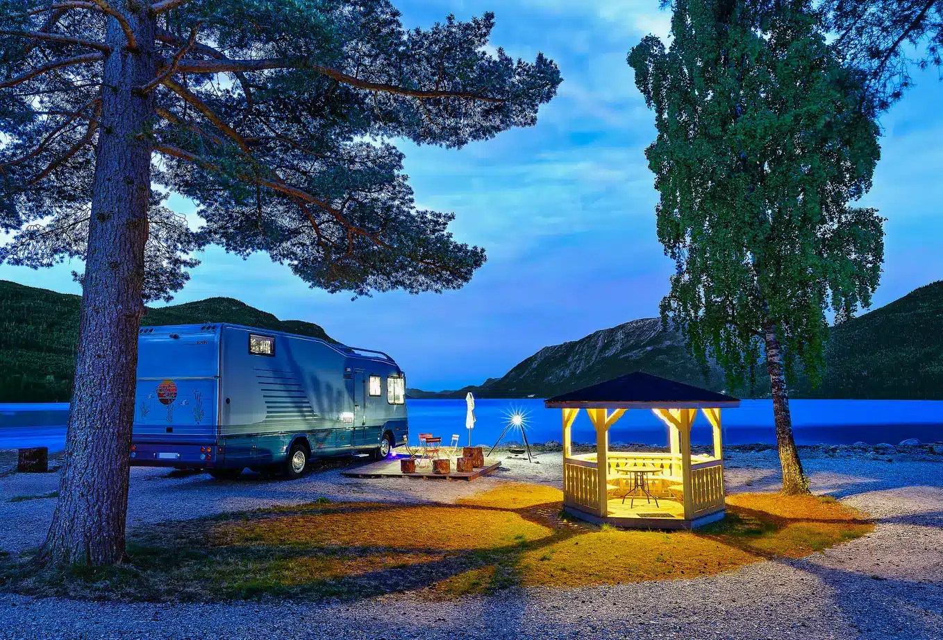 Bobilparkering i Telemark - eksklusiv bobilplass hos Sandviken Camping med egen platting ved Tinnsjøen