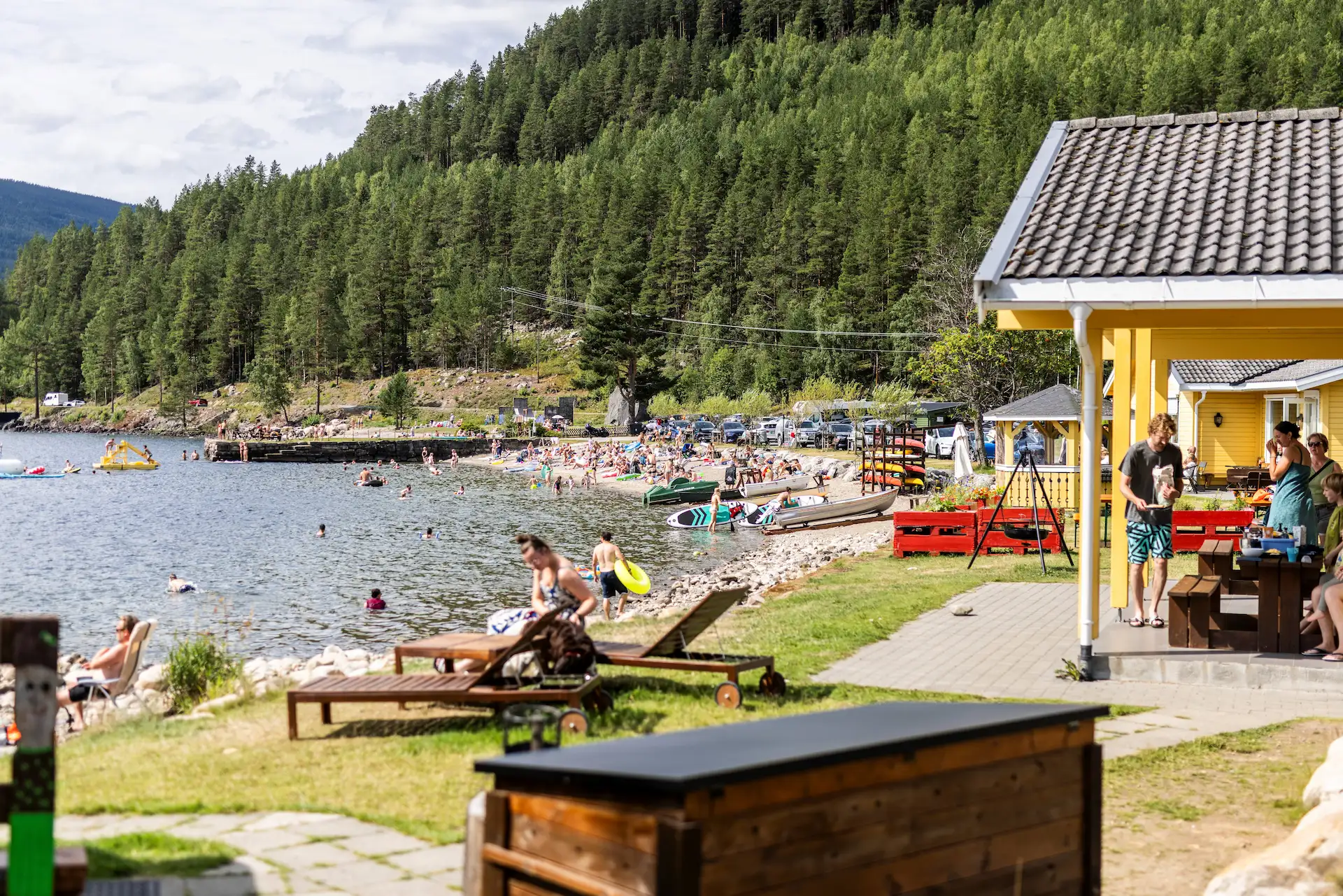 Sommer, strand og sol hos Sandviken Camping i Telemark