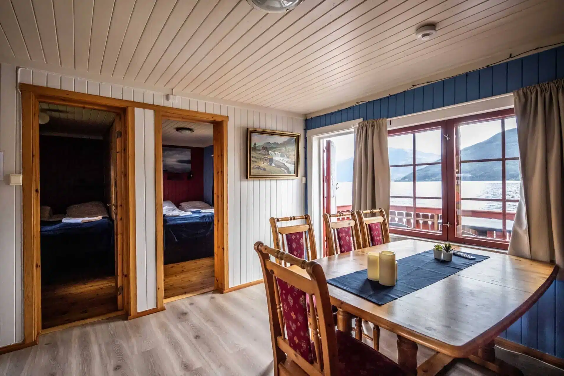 Hytte med stue, soverom og veranda hos Sandviken Camping ved Tinnsjøen - her kan du overnatte nær Rjukan